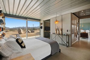 2 habitaciones, escritorio y tabla de planchar con plancha 