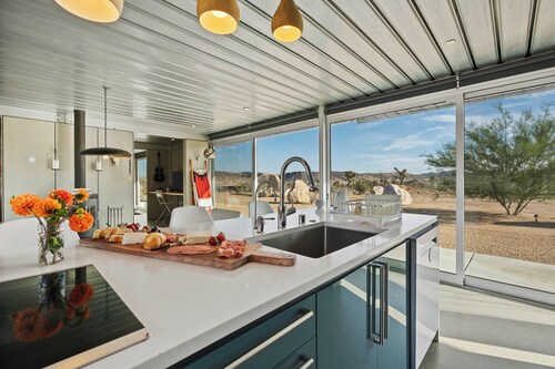 Modern desert getaway with epic views in enchanting Pioneertown