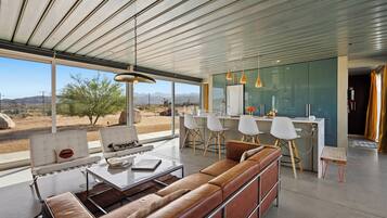 Smart TV, lareira, livros, aparelho de som