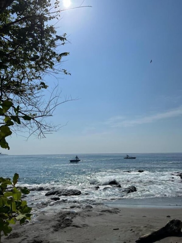 Beach nearby, white sand, 2 beach bars - Hostel Pura Vida (Montezuma)