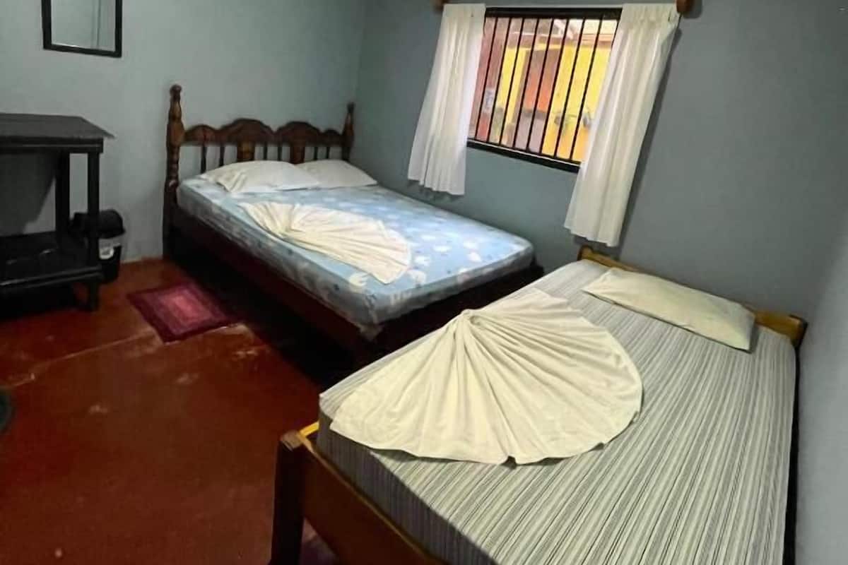Basic-Dreibettzimmer, Blick auf den Innenhof
