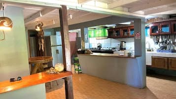 Fridge, cookware/dishes/utensils