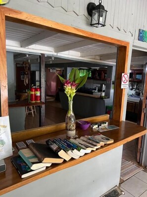 Fridge, cookware/dishes/utensils - Hostel Pura Vida (Montezuma)