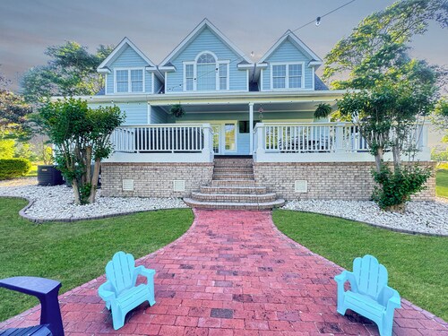 Farmhouse Near the Shore - 3 King Suites, Hot Tub, 10 Minutes to Beach