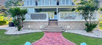 Farmhouse Near the Shore - 3 King Suites, Hot Tub, 10 Minutes to Beach