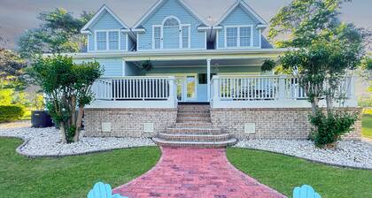 Farmhouse Near the Shore - 3 King Suites, Hot Tub, 10 Minutes to Beach