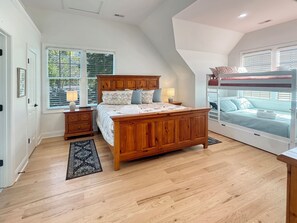 3 bedrooms, desk, iron/ironing board, travel crib