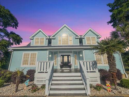 Farmhouse Near the Shore - 3 King Suites, Hot Tub, 10 Minutes to Beach