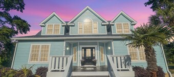 Farmhouse Near the Shore - 3 King Suites, Hot Tub, 10 Minutes to Beach