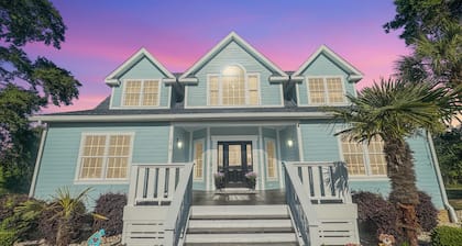 Farmhouse Near the Shore - 3 King Suites, Hot Tub, 10 Minutes to Beach