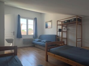 2 habitaciones, escritorio y tabla de planchar con plancha 
