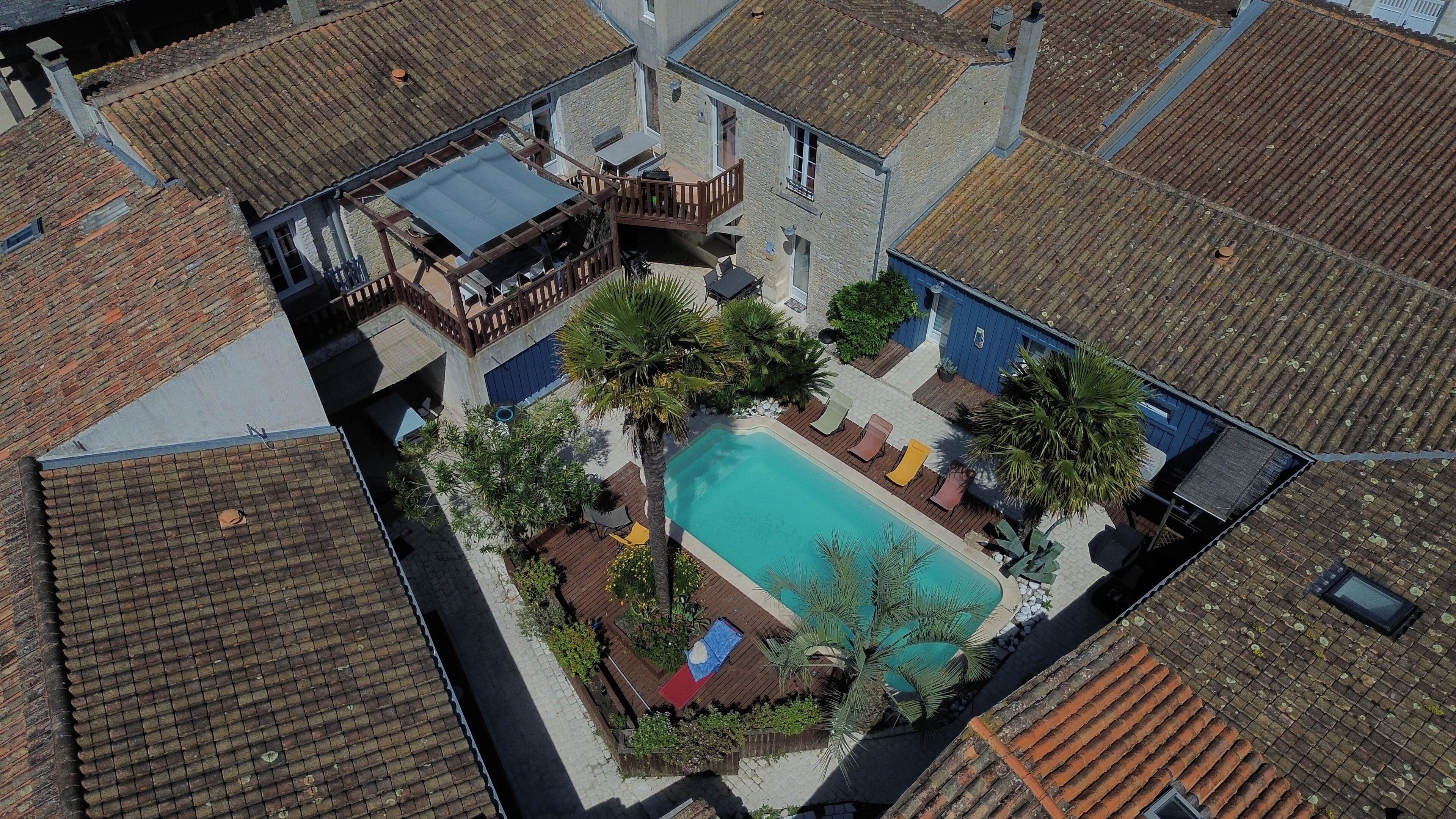 Utendørsbasseng og et oppvarmet basseng