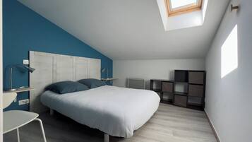 2 slaapkamers, een bureau, een strijkplank/strijkijzer, reisbedje