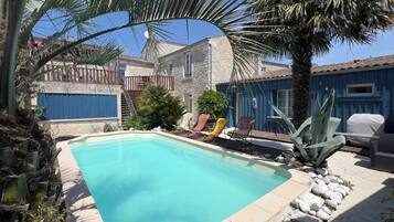 Piscina a l'aire lliure i piscina climatitzada