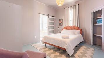 2 bedrooms, desk, WiFi, bed sheets