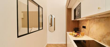 Réfrigérateur, micro-ondes, four, plaque de cuisson