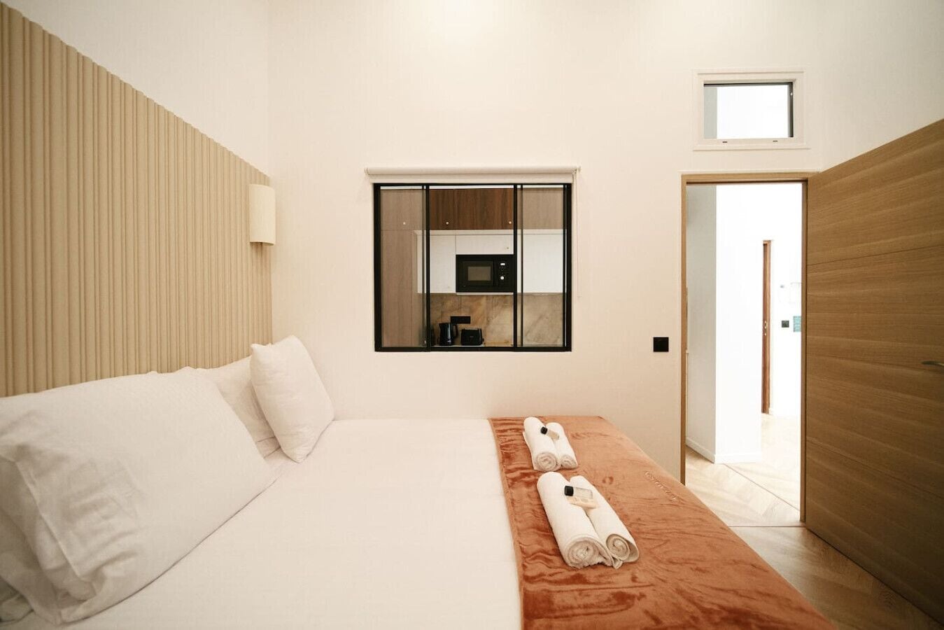 2 habitaciones, escritorio y tabla de planchar con plancha 