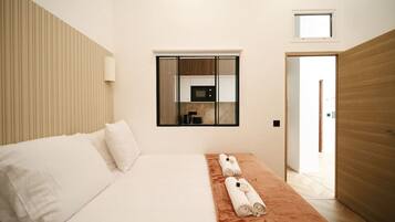 2 habitaciones, escritorio y tabla de planchar con plancha
