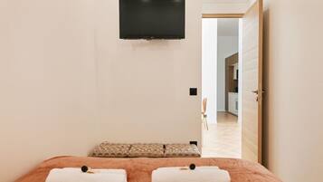 2 habitaciones, escritorio y tabla de planchar con plancha