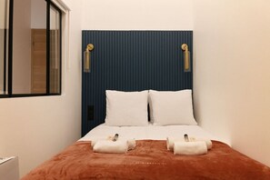 2 habitaciones, escritorio y tabla de planchar con plancha