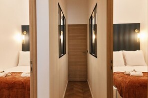 2 slaapkamers, een bureau, een strijkplank/strijkijzer, reisbedje