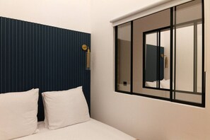 2 chambres, bureau, fer et planche à repasser, lit de bébé portatif