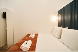 2 quartos, escrivaninha, ferros/tábuas de passar roupa, berço de viagem