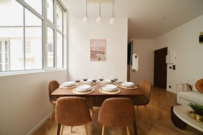 Dining - Lavie Maison Chic Sauna Hot Tub (Paris)