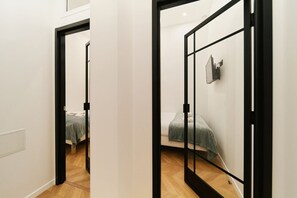 2 chambres, bureau, fer et planche à repasser, lit parapluie