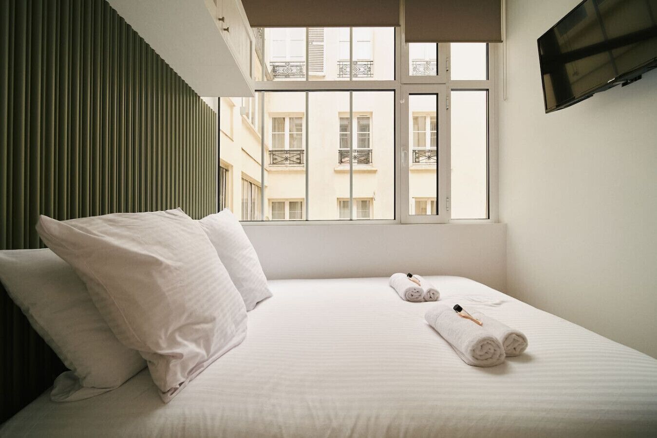 2 slaapkamers, een bureau, een strijkplank/strijkijzer, reisbedje