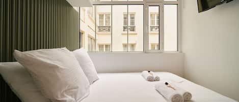 2 slaapkamers, een bureau, een strijkplank/strijkijzer, reisbedje