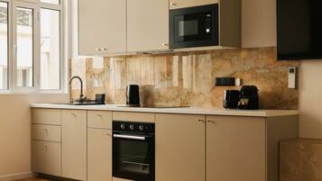 Réfrigérateur, micro-ondes, four, plaque de cuisson