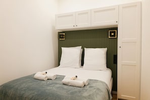2 slaapkamers, een bureau, een strijkplank/strijkijzer, reisbedje