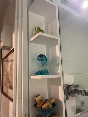 Dusche, umweltfreundliche Kosmetikartikel, Haartrockner, Handtücher