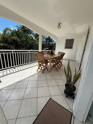 Outdoor dining - Villa apartment with private garden – quiet – 4 guests – Sainte-Anne (Sainte-Anne)