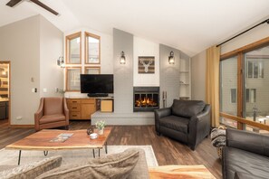 Una Smart TV, una chimenea
