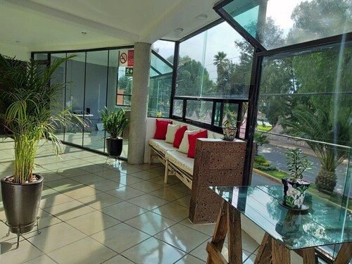 5 minutes from the pyramids! ideal for families and close to the zocalo.