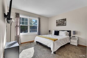 4 habitaciones, escritorio y tabla de planchar con plancha 