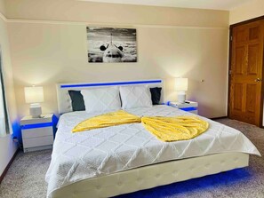 4 quartos, escrivaninha, ferros/tábuas de passar roupa, berço de viagem