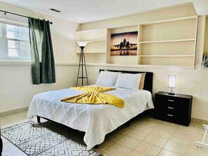 4 dormitorios, escritorio, tabla de planchar con plancha y cuna de viaje