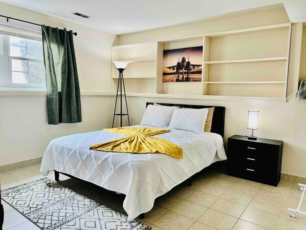 4 habitaciones, escritorio y tabla de planchar con plancha 