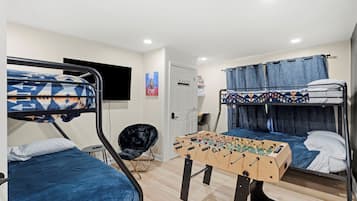 4 Schlafzimmer, Schreibtisch, Bügeleisen/Bügelbrett, Reisekinderbett