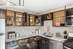 Kjøleskap, mikrobølgeovn, ovn og kokeplater