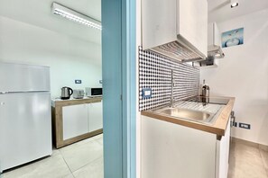 Kühlschrank, Herdplatte, Geschirrspüler, Toaster