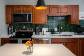 Frigorífic, microones, forn i placa de cuina 