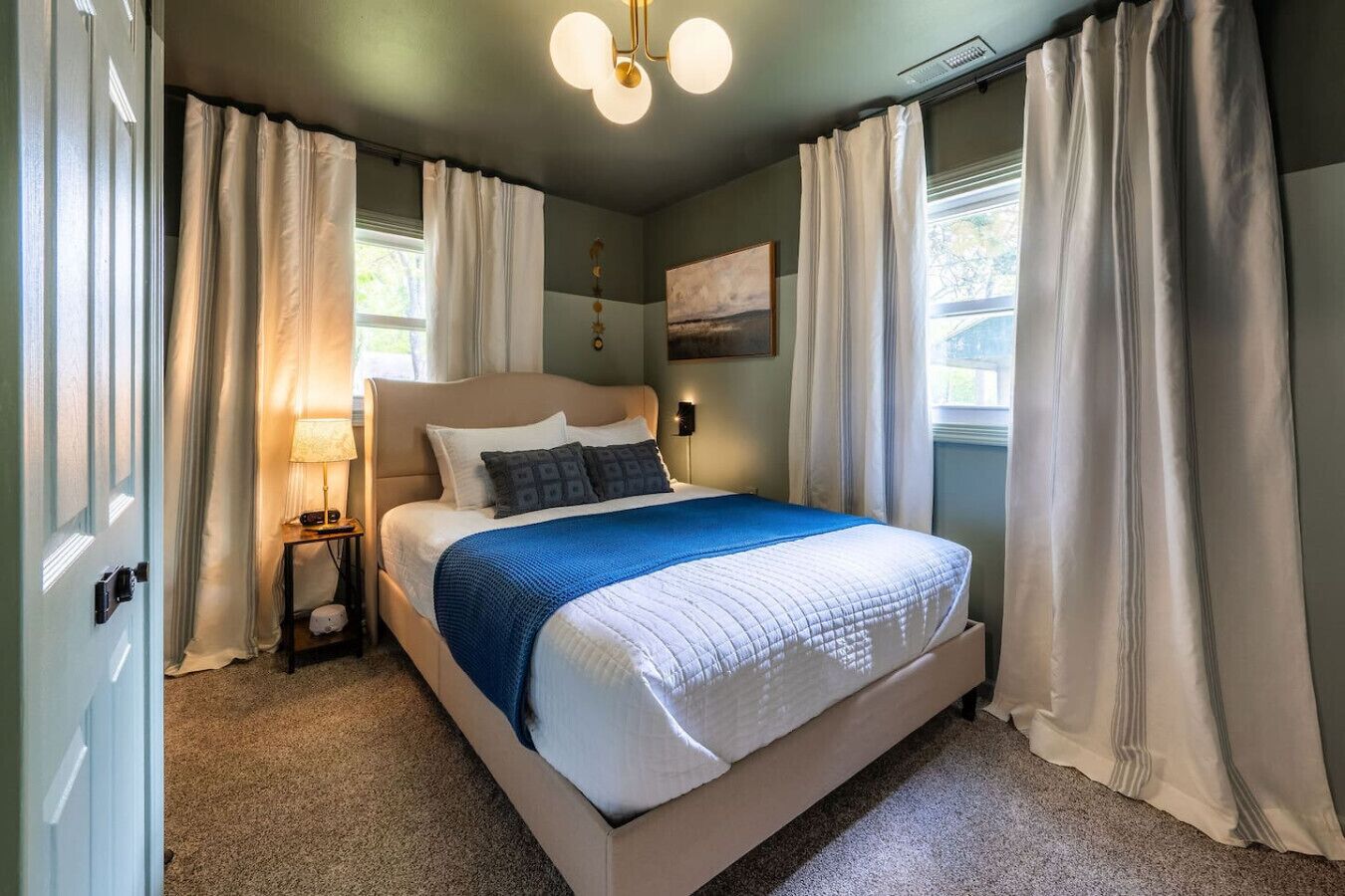 3 dormitorios, escritorio, tabla de planchar con plancha y cuna de viaje