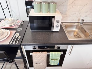 Réfrigérateur, micro-ondes, four, plaque de cuisson