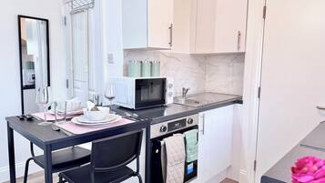 Refrigerador, microondas, horno, placa de cocina