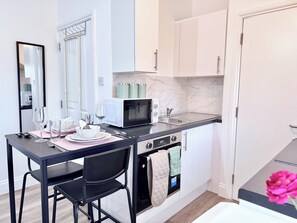 Kühlschrank, Mikrowelle, Ofen, Herdplatte