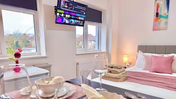 1 habitación, tabla de planchar con plancha, wifi y ropa de cama